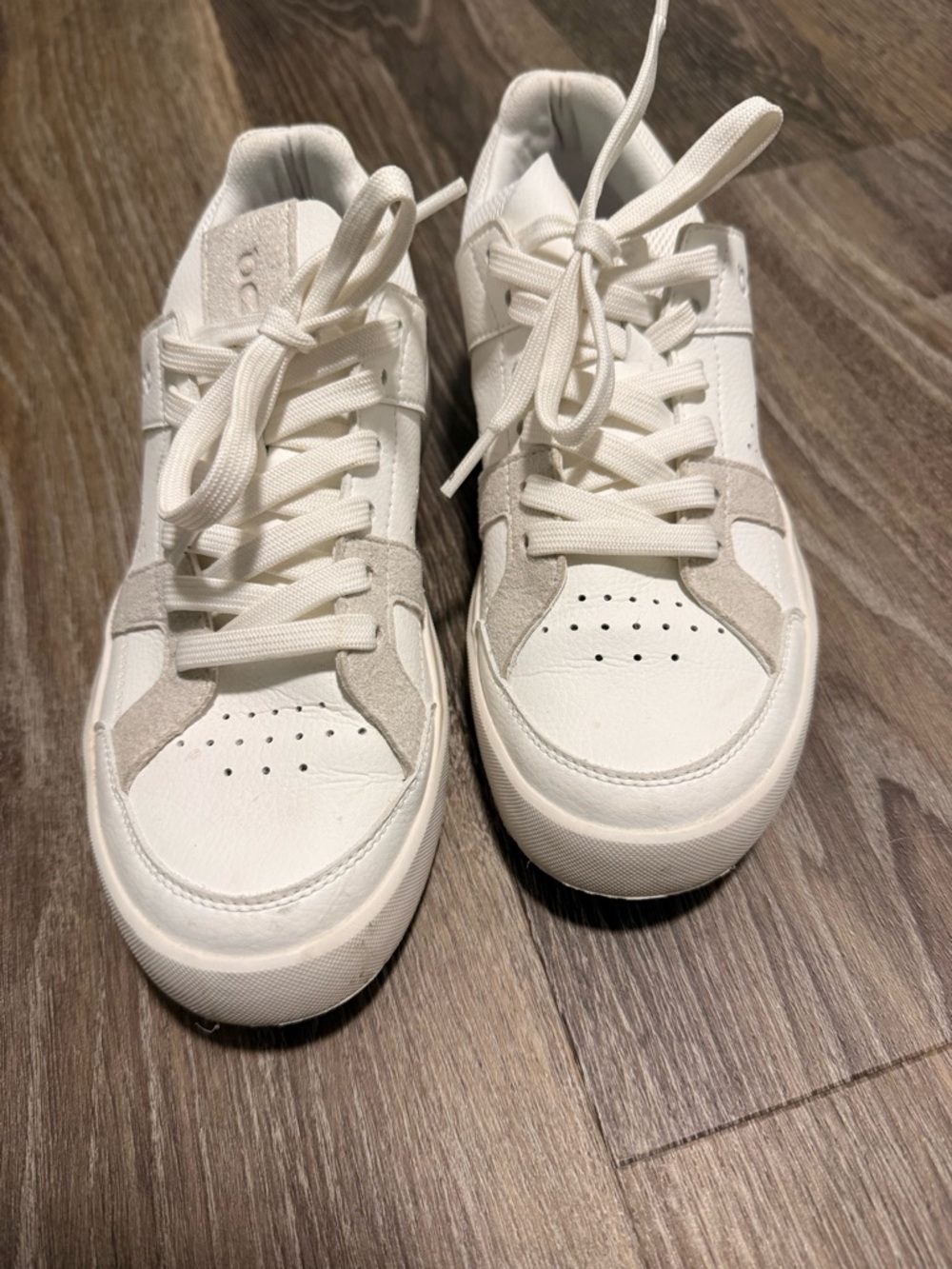 On Cloud White Leather - The Roger